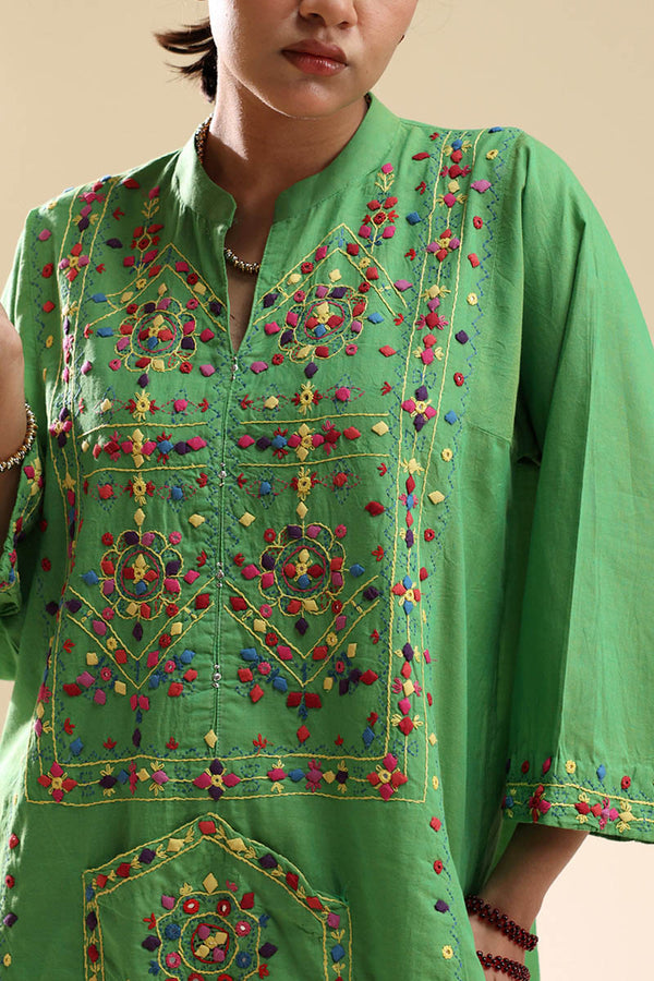 Hand-Crafted Aina Tukri Set