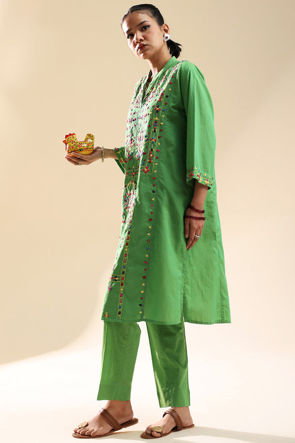 Hand-Crafted Aina Tukri Set