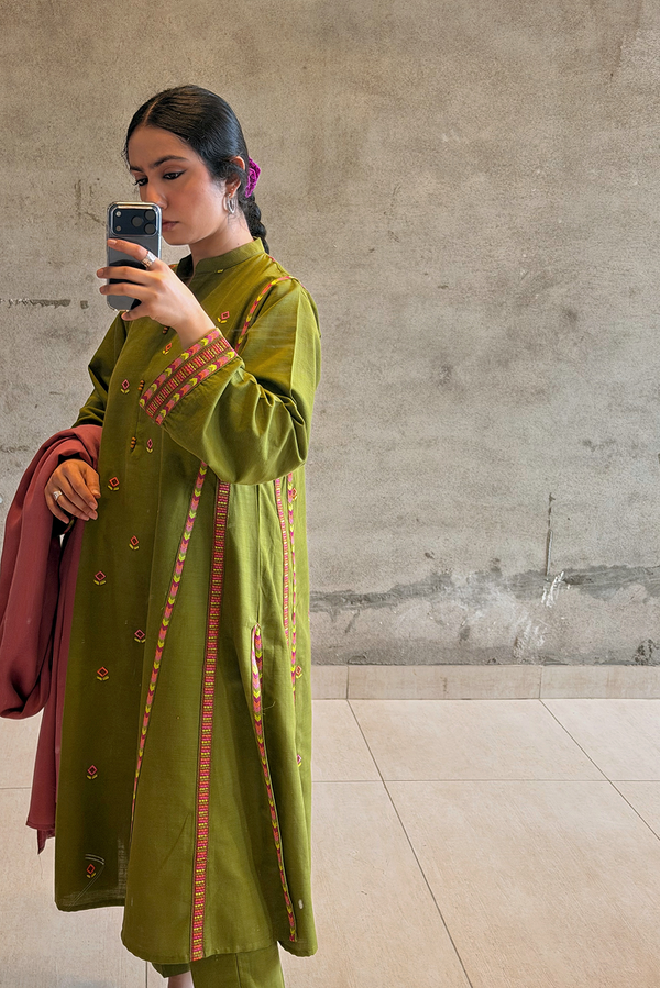 Embroidered Damask Paneled Set