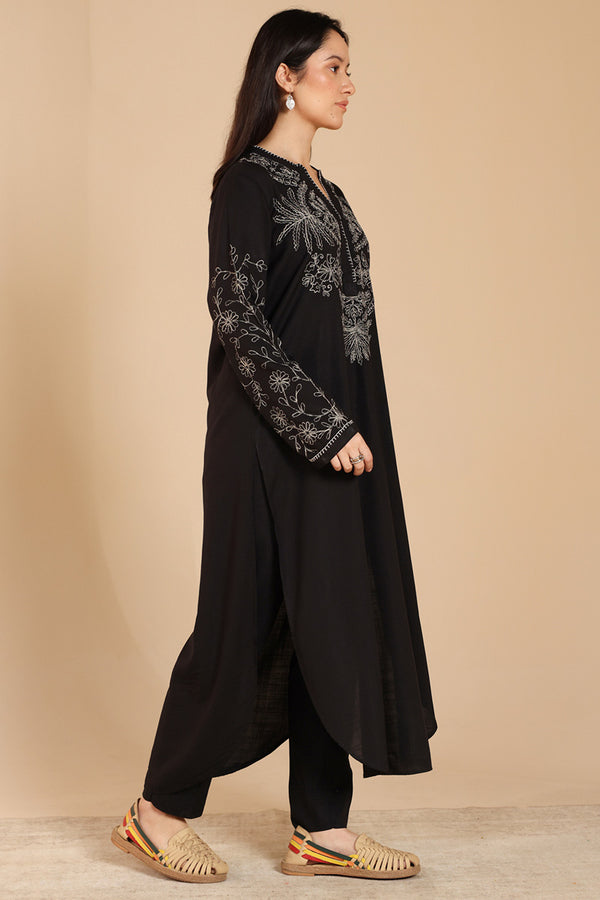 Monotone Embroidered Set