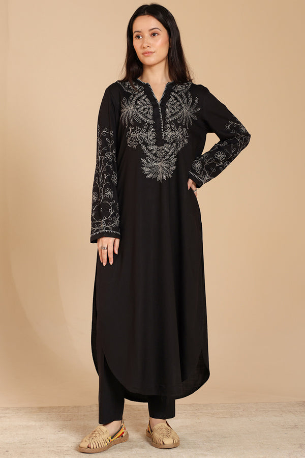 Monotone Embroidered Set